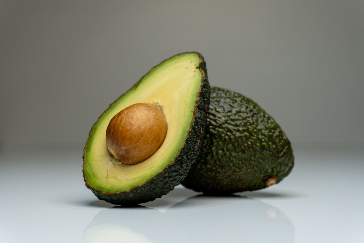 Alimentos ricos en grasas saludables como aceite de oliva, aguacate y frutos secos