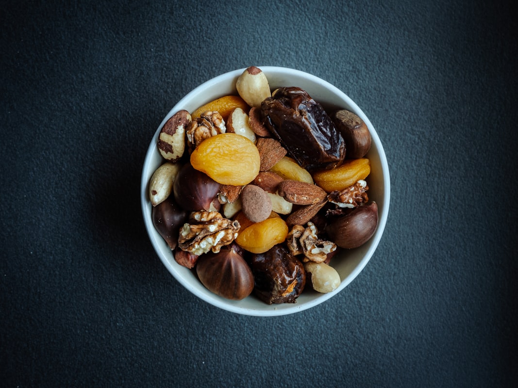 Variedad de frutos secos incluidos almendras, nueces y avellanas